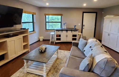 Sulphur Cabin | The Lakeview Hideaway