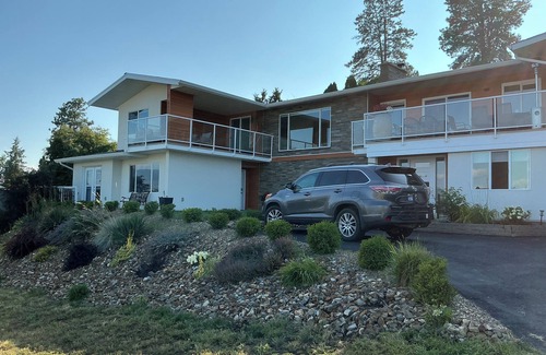 Central Okanagan Apartment | THE LAKEVIEW LOOKOUT, 1 Bedroom - Sleeps 2- walking distance to Lake & Wineries.