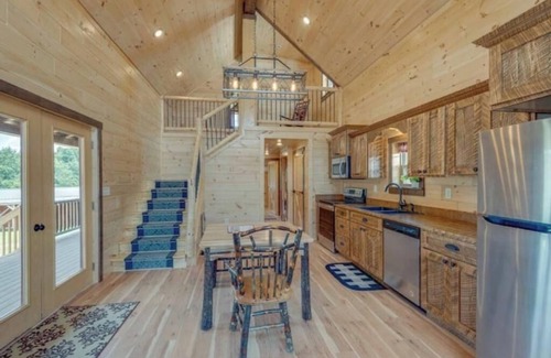 Dickson County Cabin | ~The Laramie~ 2-bedroom, 2 bath Log cabin near Charlotte rustic but comfortable