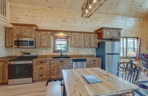 Dickson County Cabin | ~The Laramie~ 2-bedroom, 2 bath Log cabin near Charlotte rustic but comfortable