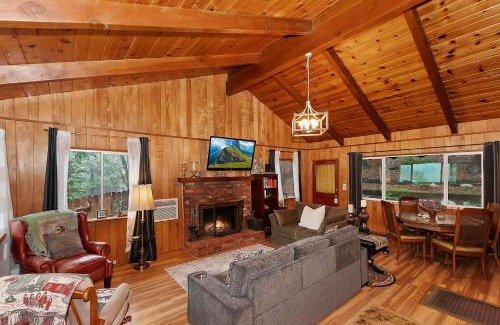 Crestline House | The Lazy Bear Cabin - For 6