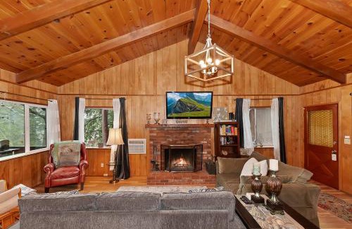 Crestline House | The Lazy Bear Cabin - For 6