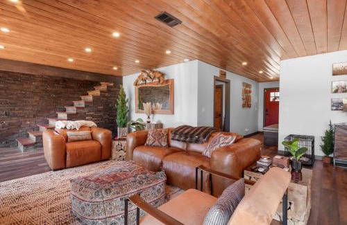 Fawnskin House | The Lazy Bear - Indulge in breathtaking views of the expansive lake from this charming cabin.