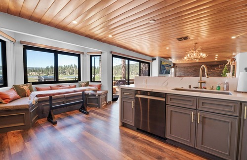 Fawnskin Cabin | The Lazy Bear - Modern, Lake Views, Smart TV, Deck, BBQ
