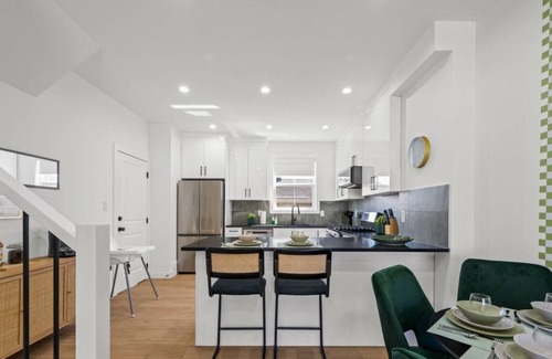 Jasper Place House | The Leaf & Lounge | Tiki HotTub | KingBed | Garage