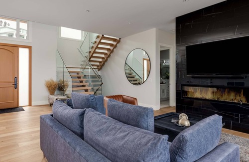 Southwest Mission House | THE LEDGE + 5 ENSUITES + POOL/HOT TUB + GYM + THEATRE