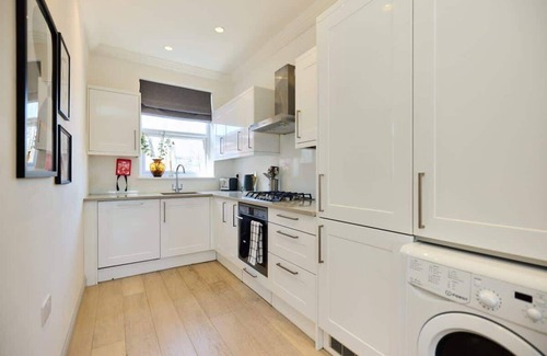 Harlesden Apartment | The Leghorn Quarters - Modern 3 Bdr with Balcony