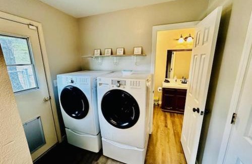 Yosemite Lakes House | The Lighthouse Pet Friendly Hot Tub BBQ Sleeps 11