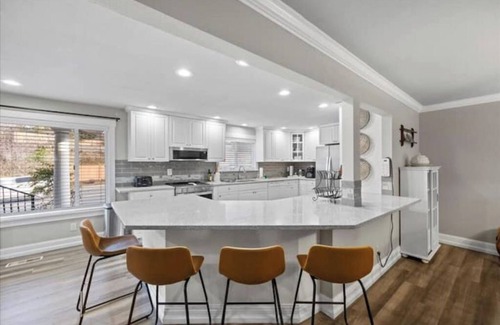 College Place House | The Lilac Suite - Private Outdoor Deck, Newly Renovated, 3 miles to downtown WW