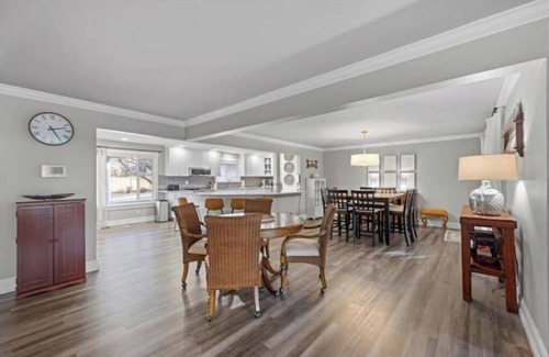 College Place House | The Lilac Suite - Private Outdoor Deck, Newly Renovated, 3 miles to downtown WW