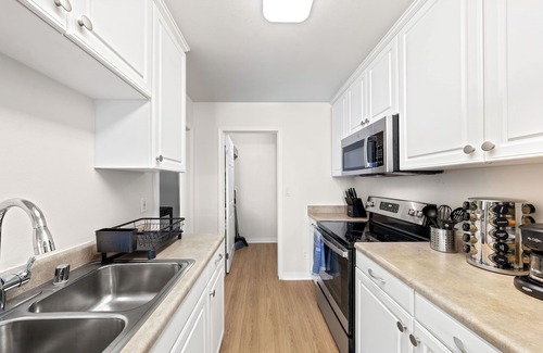 Marina del Rey Apartment | The Lilas-3BR Venice Beach Retreat with View, Pool & Hot Tub