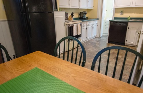 Old Town Historic District House | The Lily Pad - quaint home in Old Town NOTL, steps from the lake!