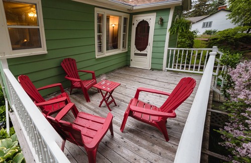 Old Town Historic District House | The Lily Pad - quaint home in Old Town NOTL, steps from the lake!