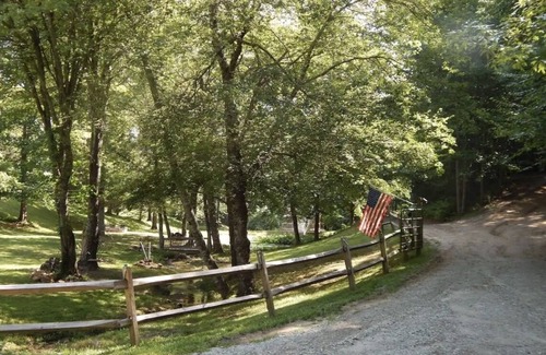 Otto Cabin | The Lily Pad GEM Hideaway! Perfect honeymoon/Anniversary spot! FLAT driveway