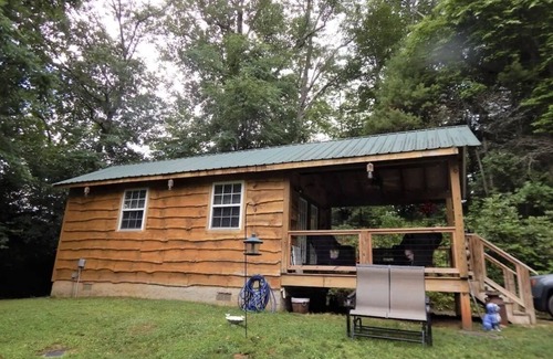 Otto Cabin | The Lily Pad GEM Hideaway! Perfect honeymoon/Anniversary spot! FLAT driveway