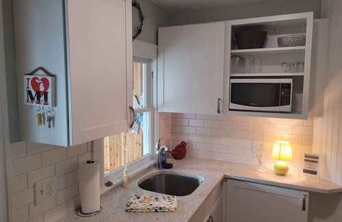 Beulah Cottage | The Lily Pad on Benzie Blvd. - Super Cute and Great Location! Central Air Conditioning!