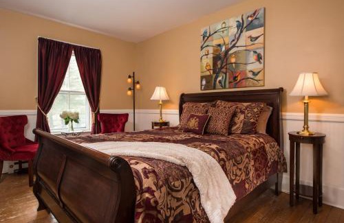 West Woodstock Hotel | The Lincoln Inn & Restaurant At The Covered Bridge