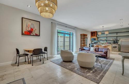 Historic Downtown Savannah House | The Lincoln Loft, Near Forsyth Park with Free Parking
