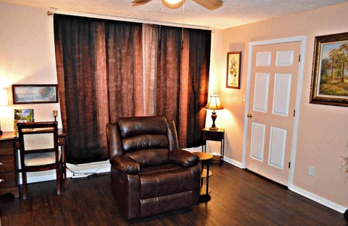 Helen House | The Lionheart Inn - Charming Private 1 Bedroom 1 Bath Apartment Downtown Helen