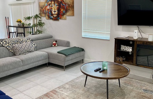 Margate House | "The Lions Den" Charming 2-bedroom townhome with AC and WiFi in peaceful Margate