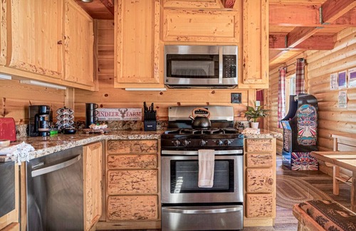 Big Bear Cabin | The Lions Den + Hot Tub + BBQ + Games