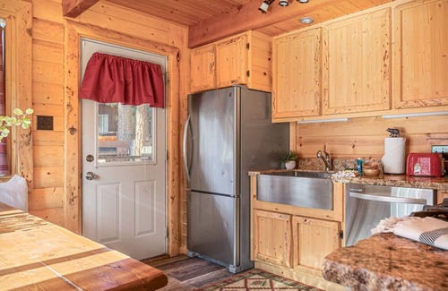 Big Bear Cabin | The Lions Den + Hot Tub + BBQ + Games