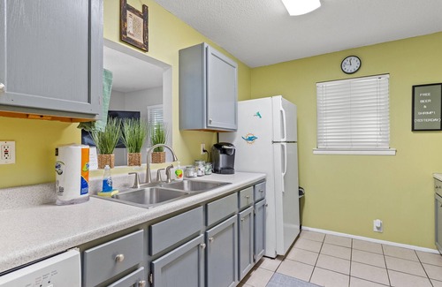 Riviera Beach House | The Little Dolphin - 1 block to beach, quiet west end