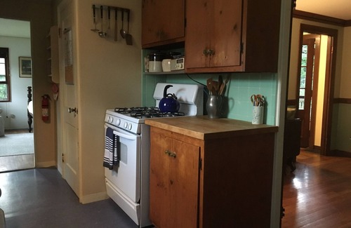 Winchester Cottage | The Little House. Historic 2-BR waterfront cottage in Winchester w/WiFi, AC