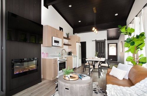 Townsend Cabin | The Little Timber: Cozy, Hot Tub & Fireplace!