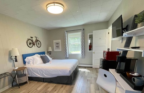 Mount Horeb House | THE LITTLE VILLAGE , Queen Room 109