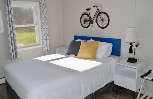 Mount Horeb House | THE LITTLE VILLAGE , Queen Room 109