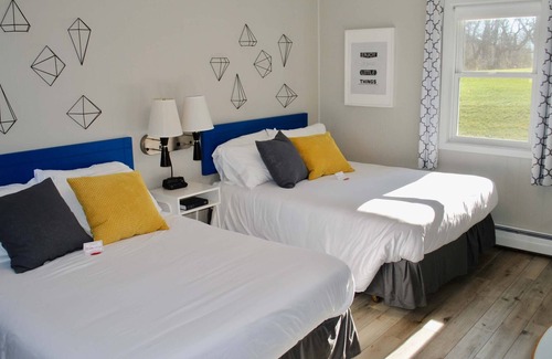 Mount Horeb House | THE LITTLE VILLAGE , Queen Room 109