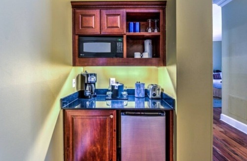 French Quarter Apartment | The Lodge Alley Inn™ - Studio (2F)