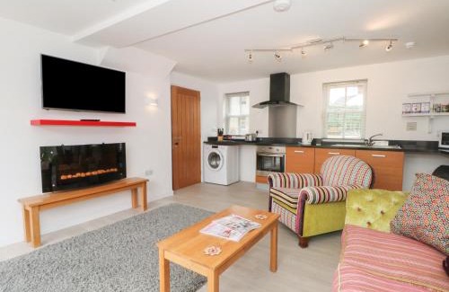 Holt House | The Lodge at Cross Cottage