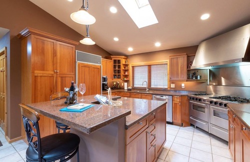 Comstock Cabin | The Lodge: Gorgeous Wooded Retreat on Pristine North Pipe Lake, Hot Tub
