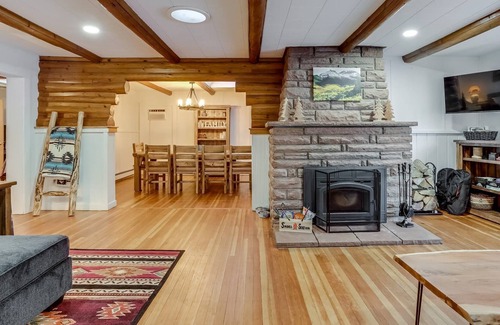 Lyons Cabin | The Lodge-HOT TUB*Fireplace*Group Winter Getaway*