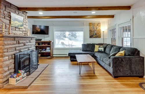 Lyons Cabin | The Lodge-HOT TUB*Fireplace*Group Winter Getaway*