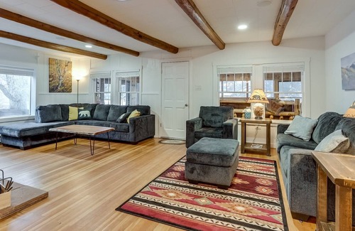 Lyons Cabin | The Lodge-HOT TUB*Fireplace*Group Winter Getaway*