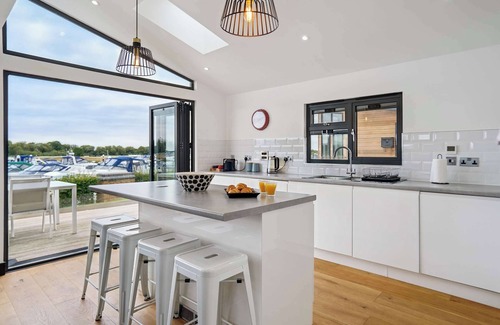 Windsor House | The Lodge on River Thames - Beautiful Marina Views