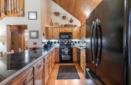 Branson West House | The Lodge on the Creek - Branson West Cabin with Beautiful Views