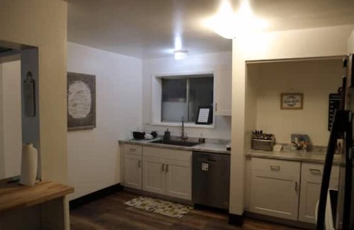 Garberville House | "The Lodge" River Access 2 Kitchens Dines 18 pplnn