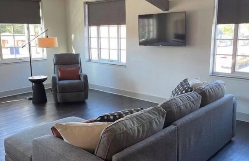 Mount Pleasant Apartment | The Loft at 121