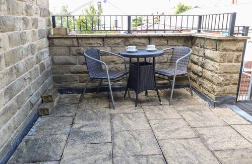 Littleborough Cottage | THE LOFT AT THE LAKE, romantic, with a garden in Littleborough