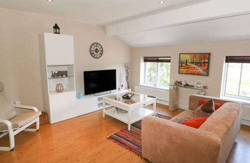 Littleborough Cottage | THE LOFT AT THE LAKE, romantic, with a garden in Littleborough