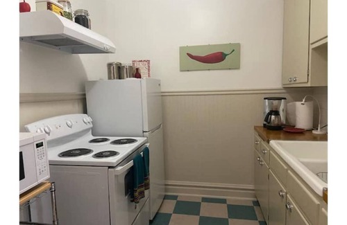 Logan Square Apartment | The Logan Square Guest House - Classic Vintage Comfort With Free Parking!