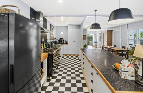 Waikanae House | The Long House - Waikanae Holiday Home