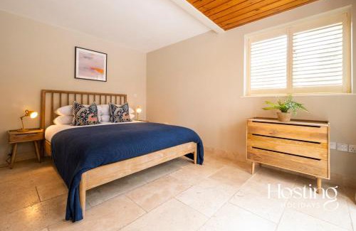Knowl Hill House | The Lookout - 2 Bedroom Annex With Parking