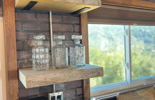 Oakhurst Apartment | The LookOut! A Romantic Getaway with Spa & Views!