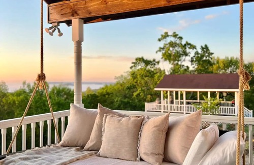 Eureka Springs House | The Lookout House at The Bluebird - 4 bedroom, pet friendly, hot tub, views!