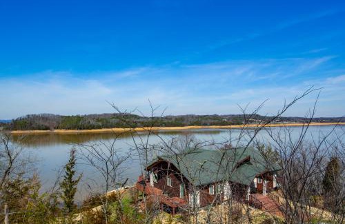 Dandridge House | The Lookout - Lake View, Hot Tub and Grill